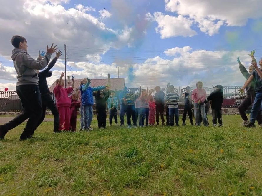 1 июня, в Международный день защиты детей, Дом культуры деревни Черёмушка превратился в настоящую сказку. Для юных жителей и гостей села была подготовлена яркая и насыщенная игровая программа.